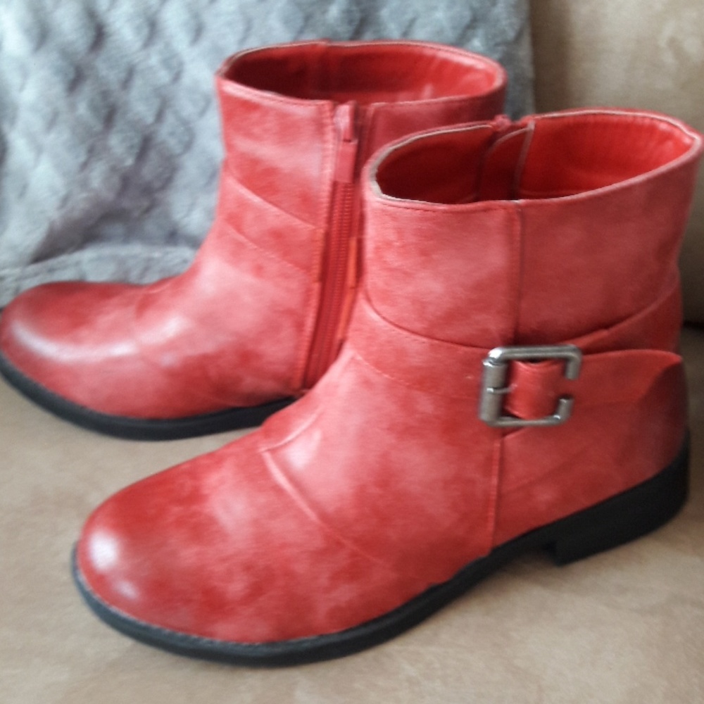 Kisses Red boots!